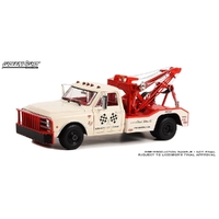 Greenlight 1/18 Dually Wrecker 1967 Chevrolet C-30 - 51st Annual Indianapolis 500 Mile Race Official Truck Courtesy of Holmes Co. Chattanooga, Tenness